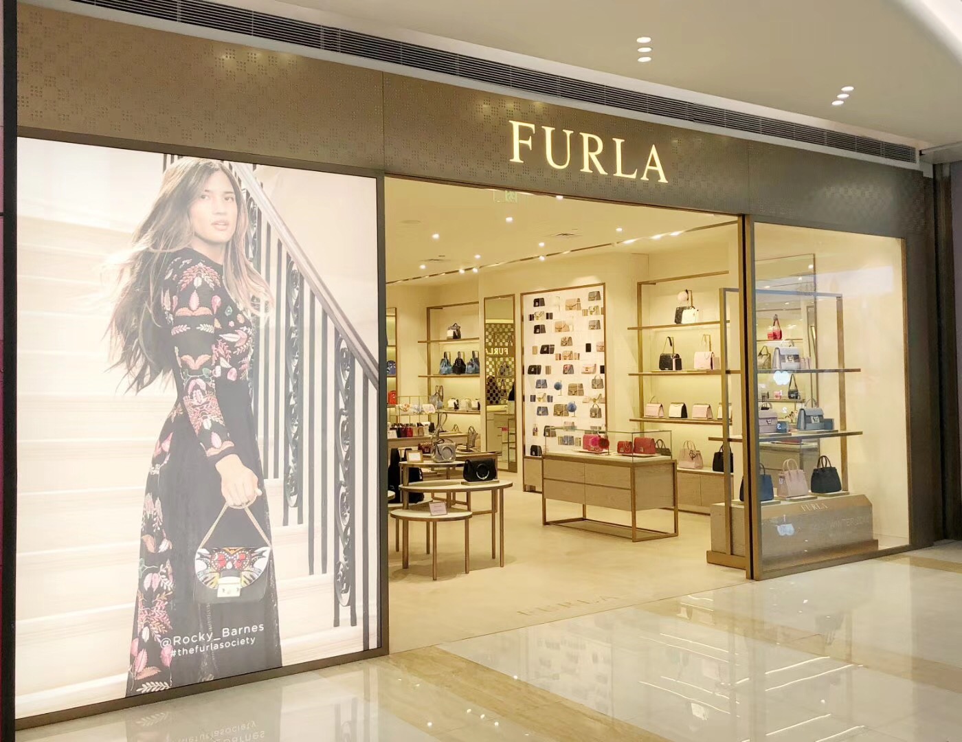 1f名品服饰    1f北区 02989327902   皮具精品品牌furla的总部位於